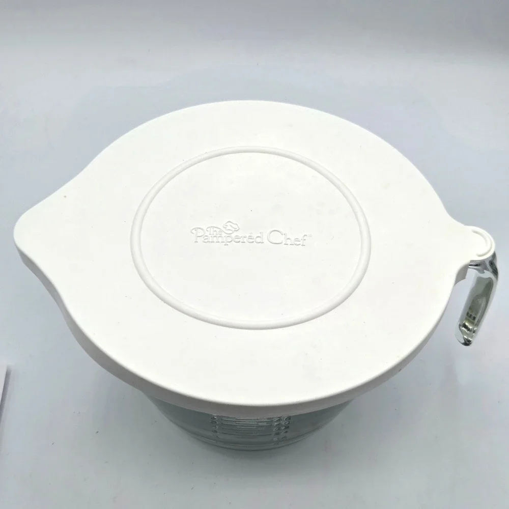 Pampered Chef 2 Qt 8 Cup Glass Measuring Mixing Batter Bowl WITH LID Perfect